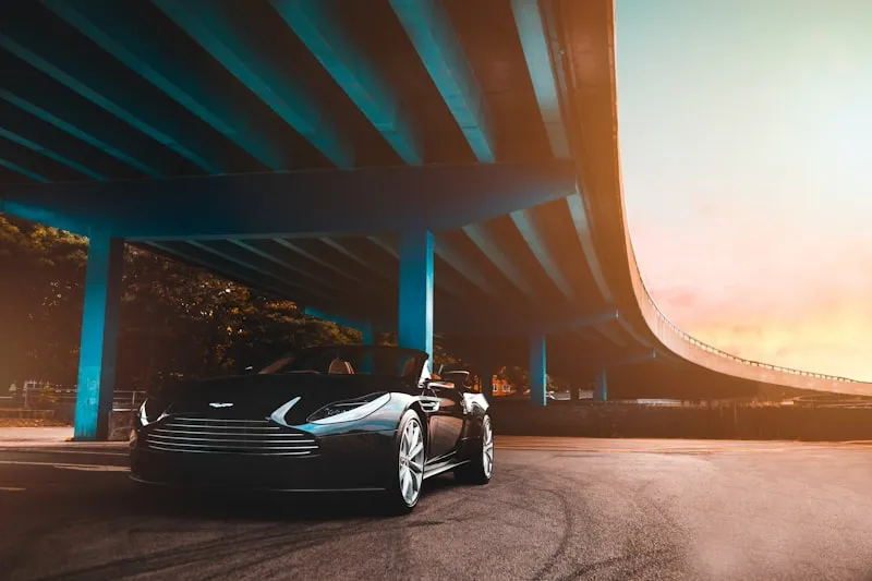 Escavatore al lavoro su terreno